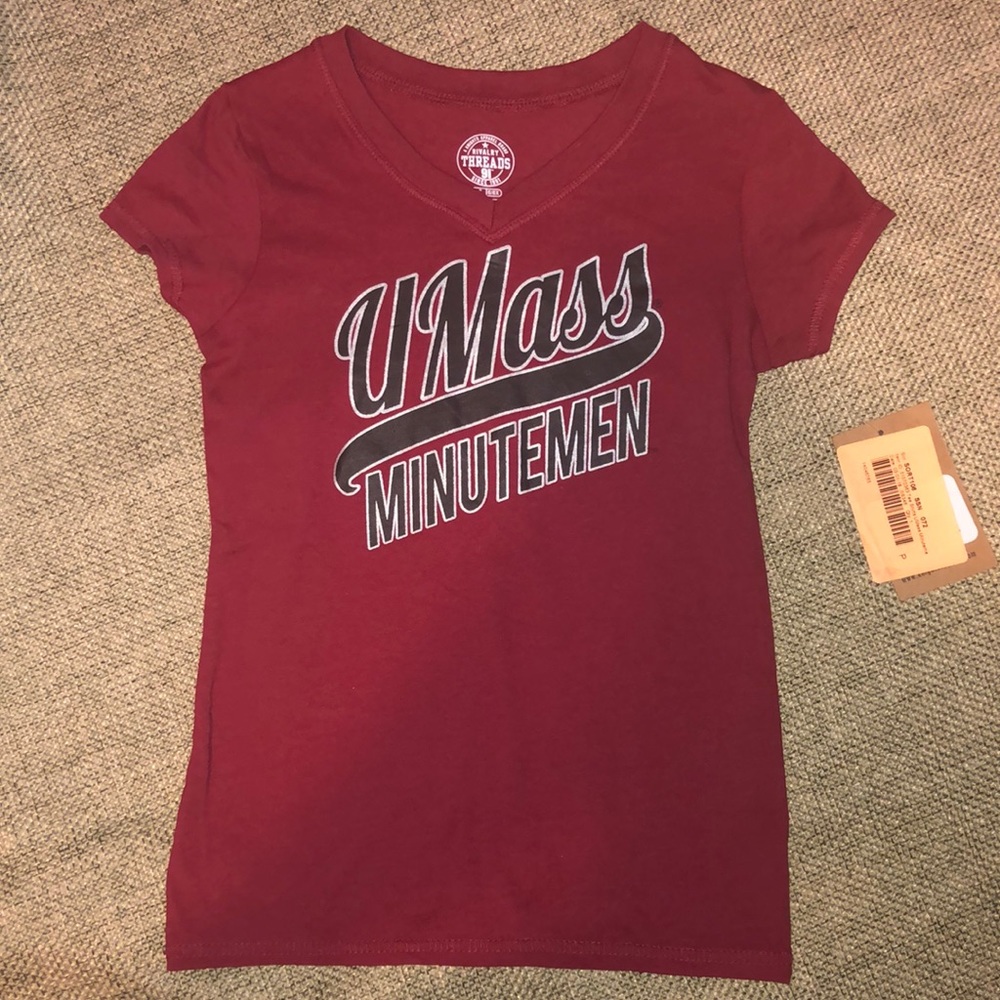 B2G1 UMass Minutemen v-neck T-shirt NWT